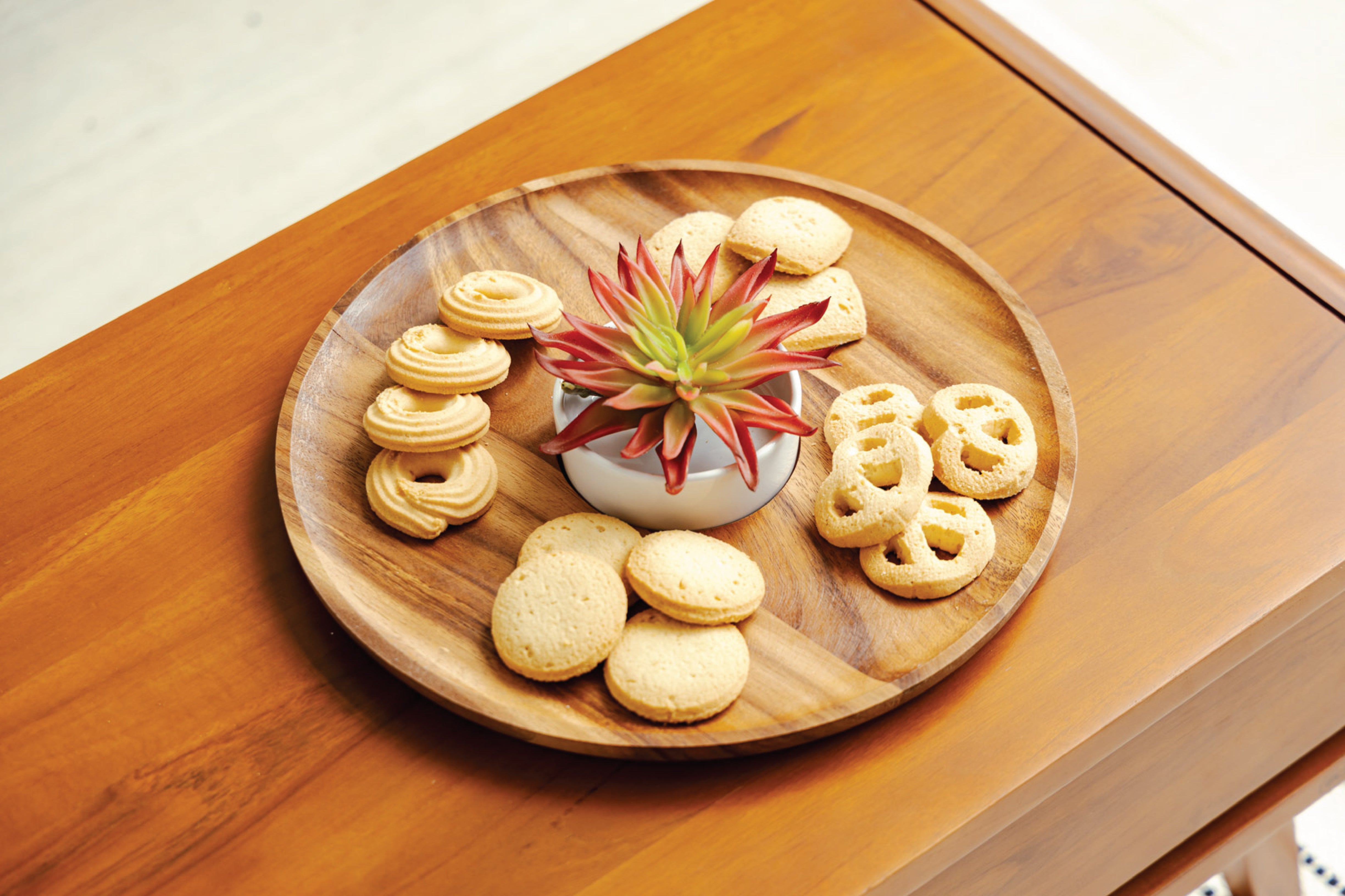 ROUND TRAY WITH SERVING CUP