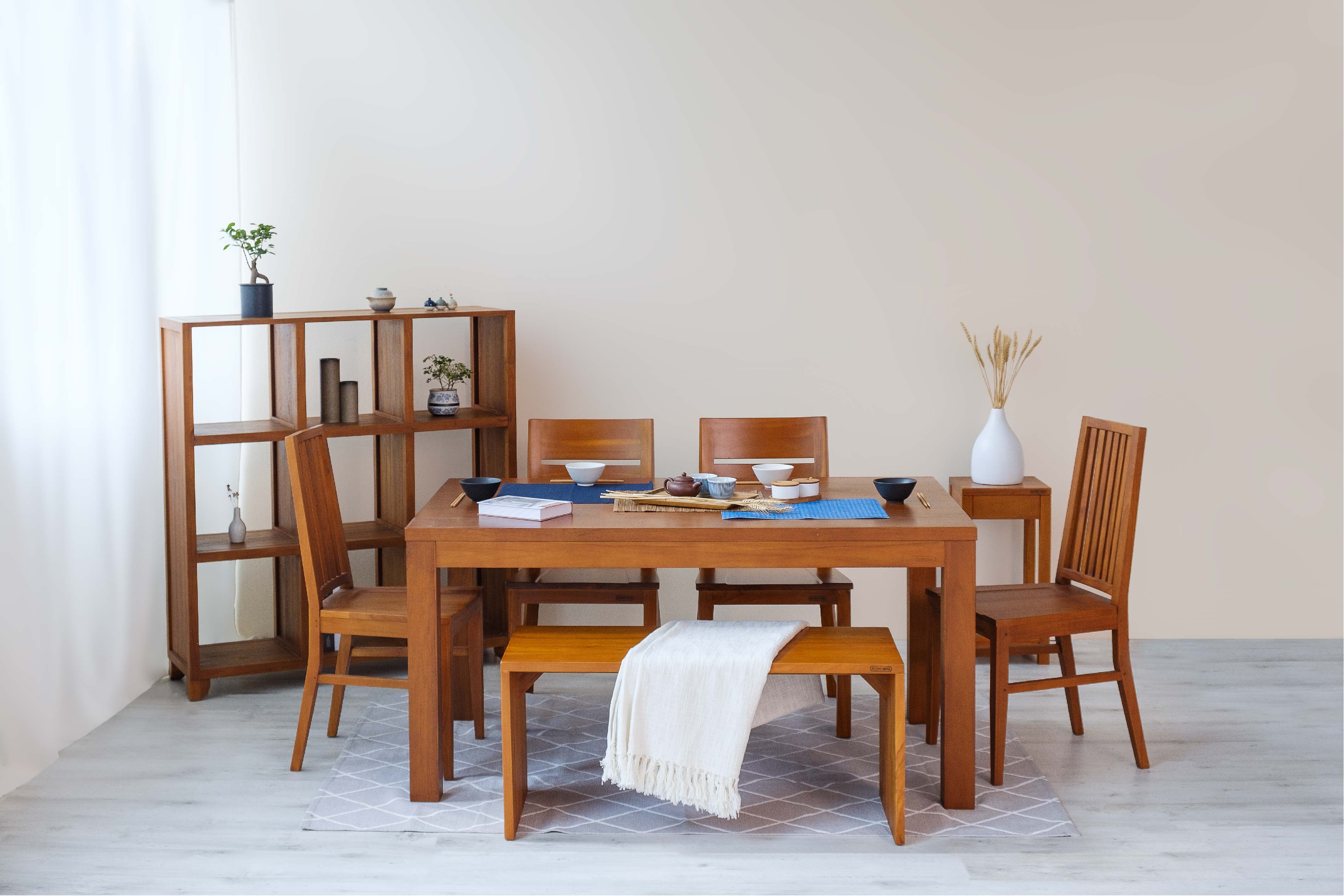 LOIS 135CM DINING TABLE