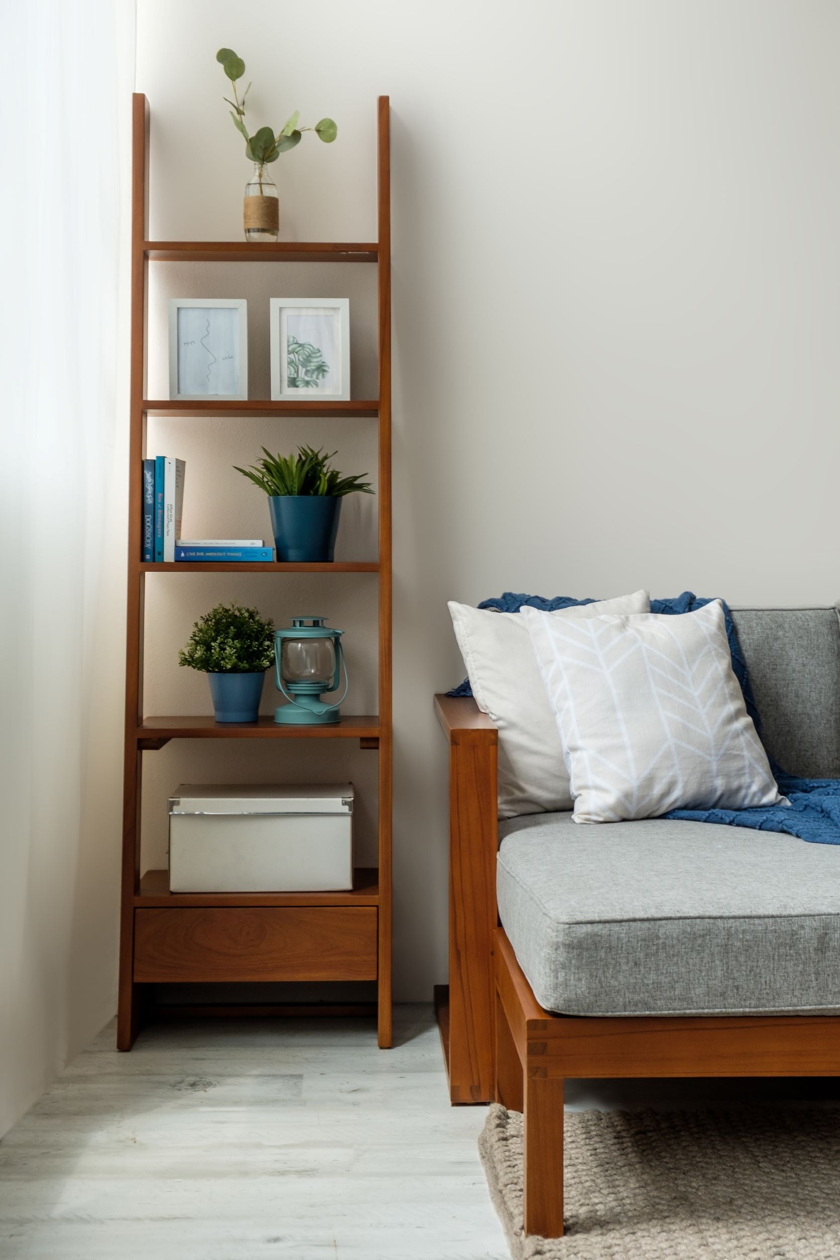 LUTA BOOKSHELF